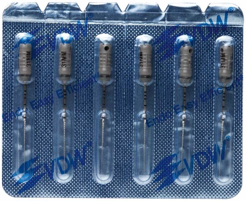 Blisterverpackung mit sechs K-Feilen 31mm Gr. 008 von VDW.