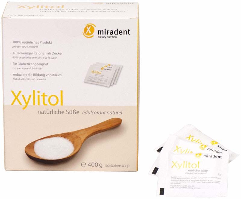 Xylitol Pulver Verpackung mit Holzlöffel und Einzelbeuteln.