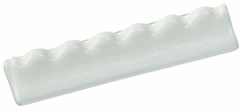 Weiße Antifekt-Instrumenten-Auflage mit gewelltem Design.