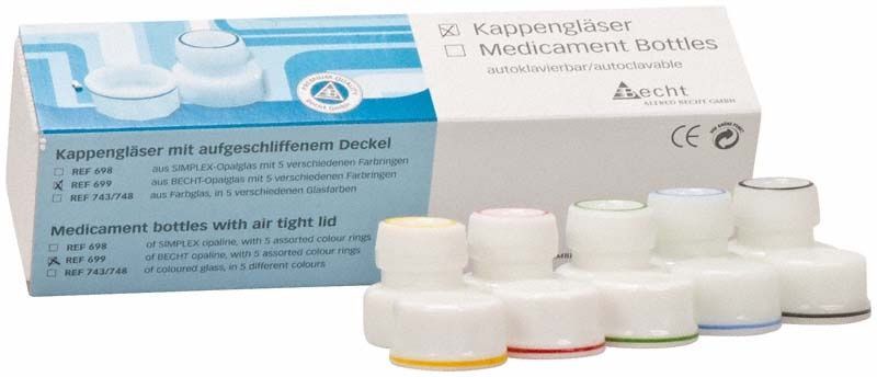 Kappengläser aus Opalglas mit farbigen Ringen vor Verpackung.
