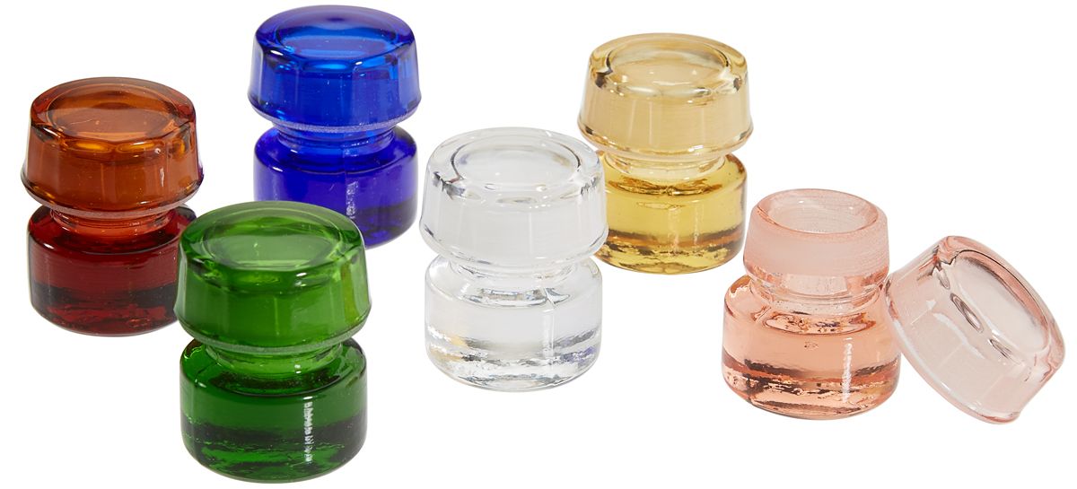 Kappengläser Buntglas sortiert mit farbigen Deckeln für Arzneimittelaufbewahrung.