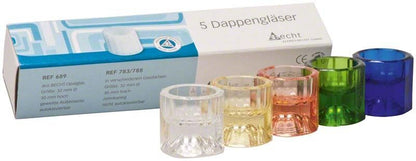 Fünf bunte Dappengläser vor Verpackung mit Produktinformationen.