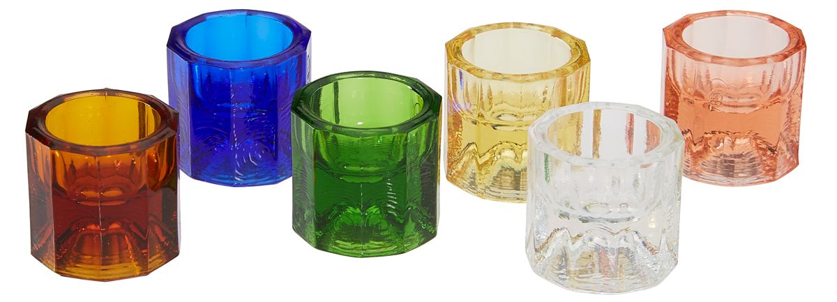 Sechs farbige Dappengläser in verschiedenen Farben auf weißem Hintergrund.