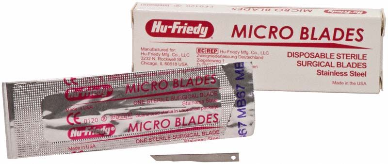 Sterile Einmalskalpellklingen in geöffneter Verpackung mit gebogener Klinge.