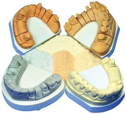 Vier Gipsmodelle von Gebissen mit Hinriplast® N Apricot Dentalgips in der Mitte.