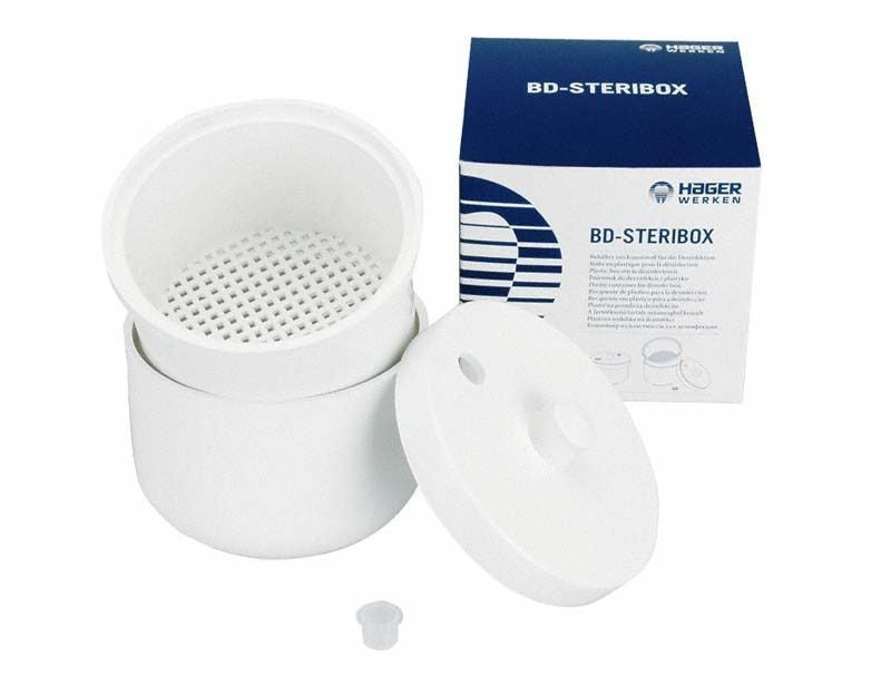 BD Steribox Kunststoff mit Deckel und herausnehmbarem Sieb vor Verpackung.
