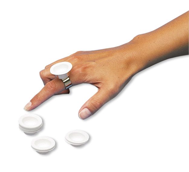 Ergonomischer Fingerring mit Dappenschälchen für den zahnmedizinischen Einmalgebrauch.