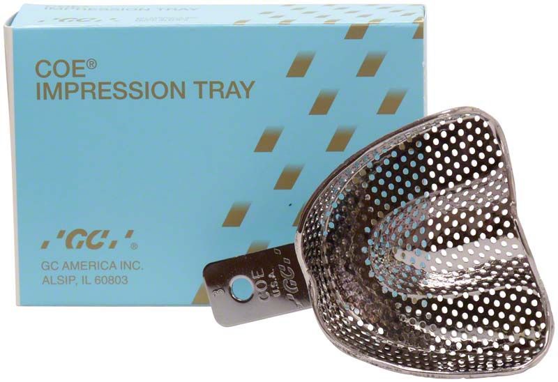 Perforierter Metallabdrucklöffel COE® mit Verpackung im Hintergrund.