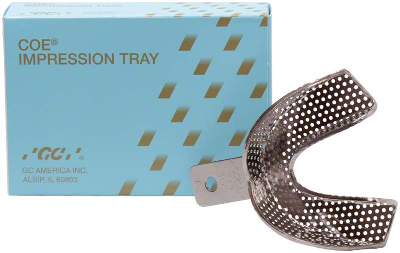 Metall-Löffel perforiert mit Verpackung im Hintergrund.