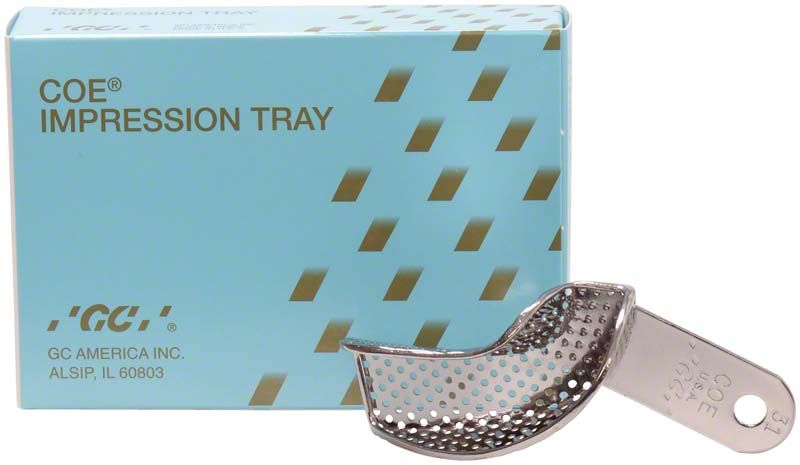 Perforierter Metall-Löffel für Zahnabdrücke mit Verpackung im Hintergrund.