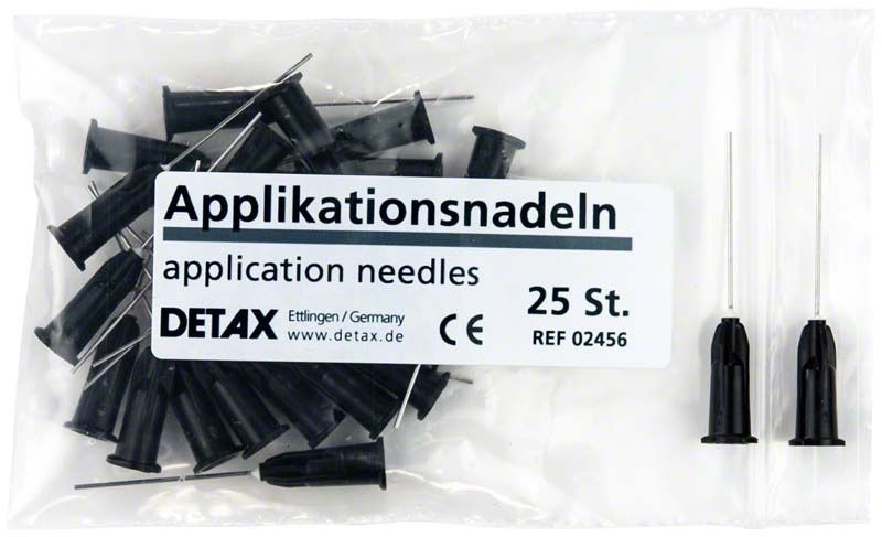 25 schwarze sterile Applikationsnadeln von Detax in transparenter Verpackung.