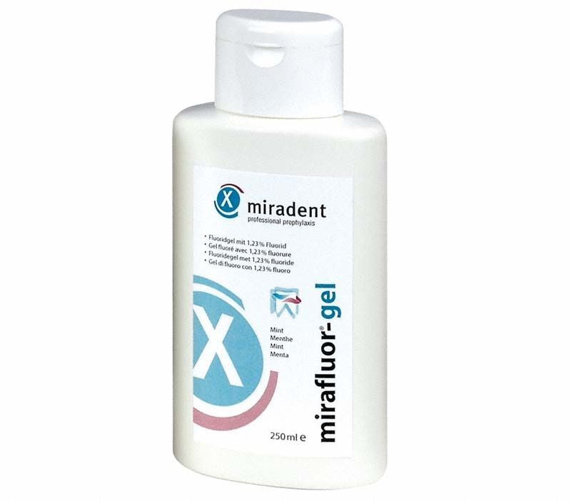miradent mirafluor-gel Mint in weißer Flasche mit Etikett und Logo