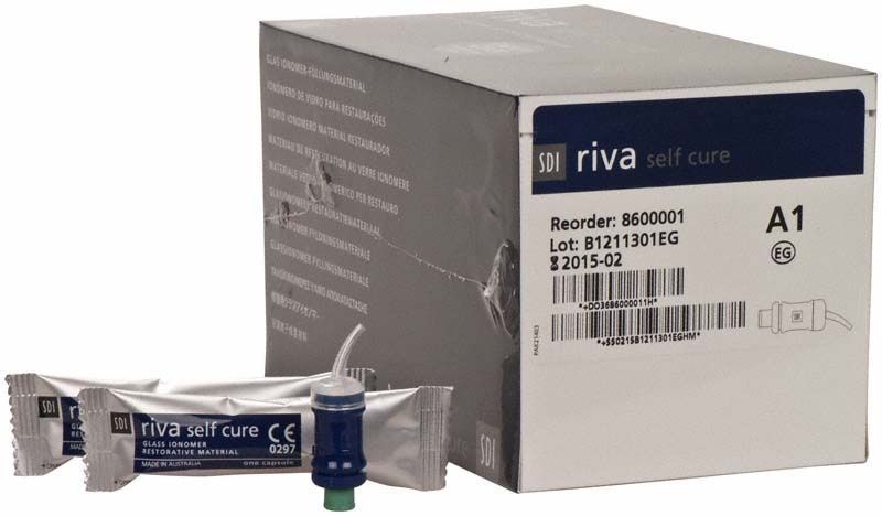 Riva Self Cure Kapseln Normalhärtend A1 mit Verpackung und Einzelkapseln.