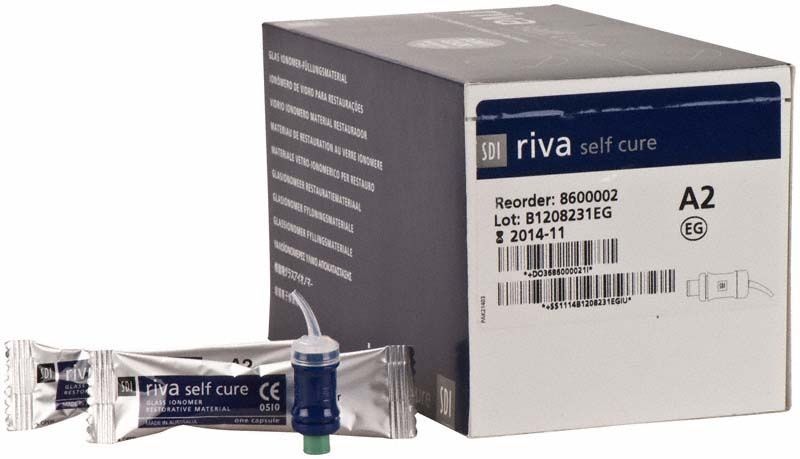 Riva Self Cure Kapseln Normalhärtend A2 Verpackung mit Einzelkapsel im Vordergrund.