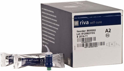 Riva Self Cure Kapseln Normalhärtend A2 Verpackung mit Einzelkapsel im Vordergrund.