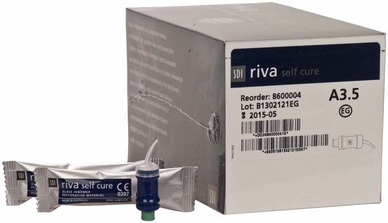 Riva Self Cure Kapseln Normalhärtend A3,5 Verpackung und Einzelkapsel.