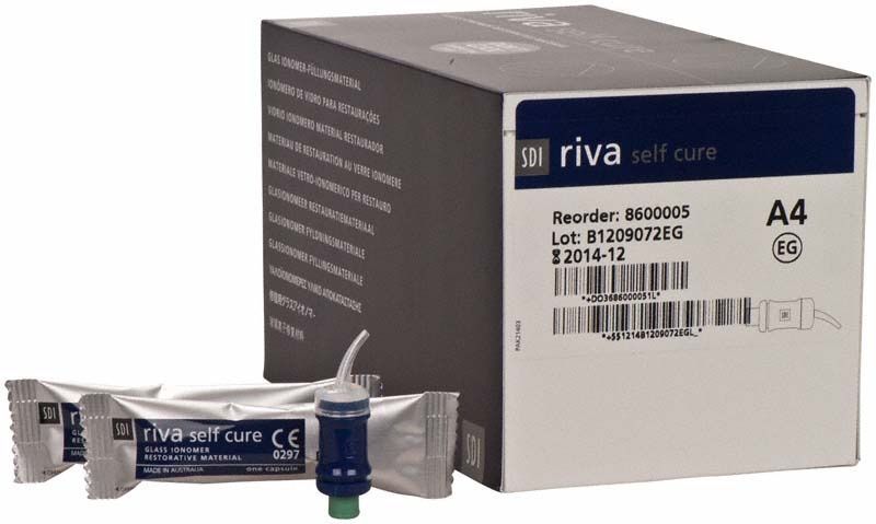 Riva Self Cure Kapseln Normalhärtend A4 Verpackung mit Kapsel im Vordergrund.