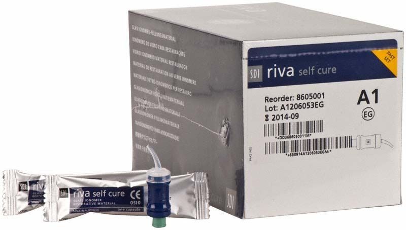 Riva Self Cure Kapseln Schnellhärtend A1 mit Verpackung und Einzelkapsel.