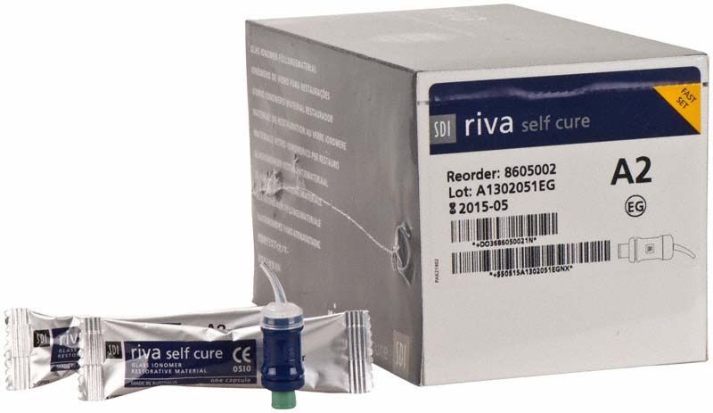 Riva Self Cure Kapseln Schnellhärtend A2 Verpackung mit einzelner Kapsel vorne.