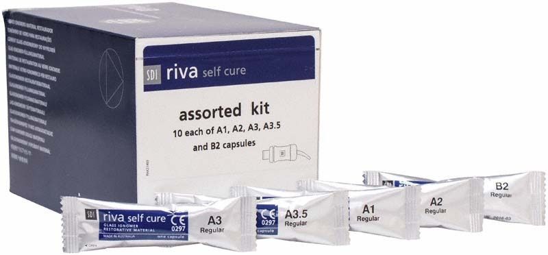 Riva Self Cure Kapseln Normalhärtend Sortiert mit Verpackung und Einzelkapseln.