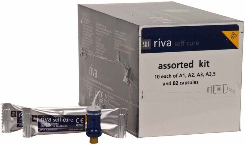Riva Self Cure Kapseln Schnellhärtend Sortiert mit Verpackung und einzelner Kapsel.