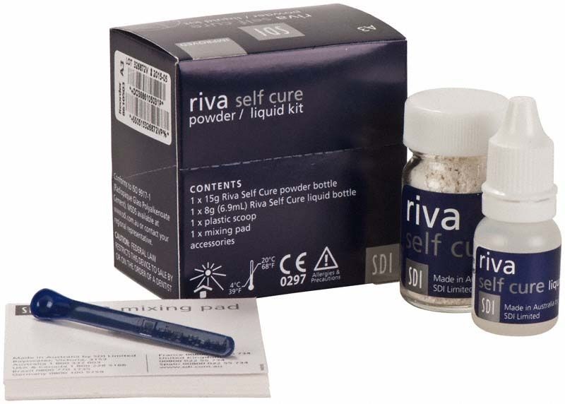 Riva Self Cure Kit A3 mit Pulver- und Flüssigkeitsflasche, Spatel und Mischblock.