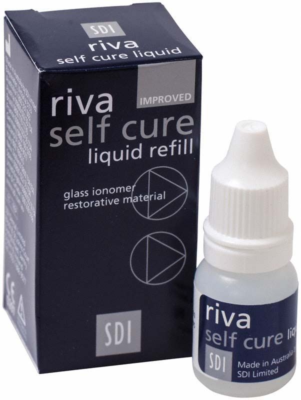 Riva Self Cure Flüssigkeit Nachfüllflasche mit Verpackung im Hintergrund.