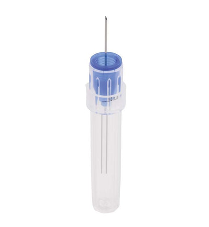 Einmal-Pastenkanüle 23G mit blauer Schutzkappe und Zylinderampulle.