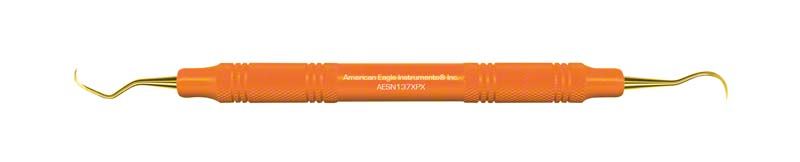 Zahnmedizinisches Scaler-Instrument American Eagle XP in orange mit goldenen Spitzen.