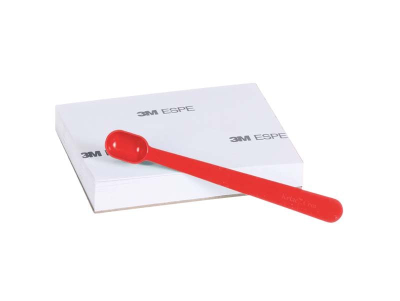 Roter Spatel auf 3M ESPE Verpackung für Ketac™ Cem Easymix Kit.