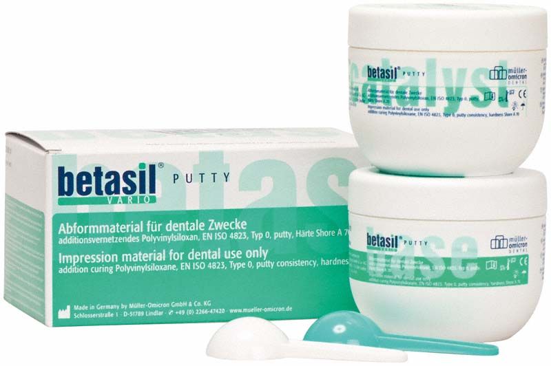 Betasil Vario Dosen putty, zwei weiße Dosen mit grünem Logo und Zubehör.