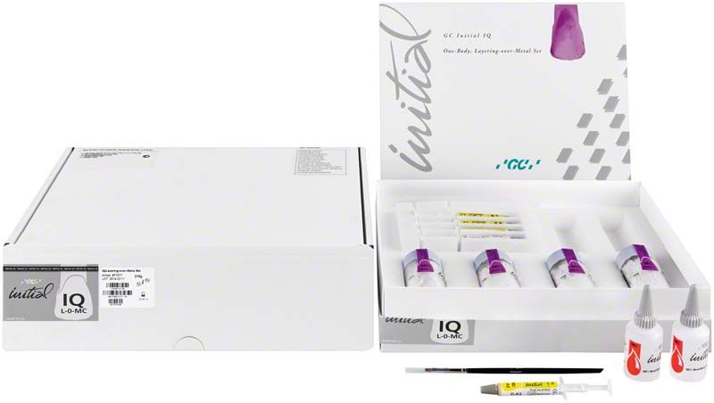 GC Initial IQ One Body L-o-M Set mit Tuben und Spritzen in geöffneter Verpackung.