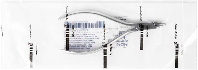 Flachzange 12,5cm mit kurzem Maulteil auf steriler Verpackung.