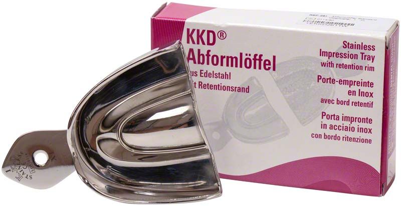 Abformlöffel aus Edelstahl vor Verpackung mit Produktinformationen.