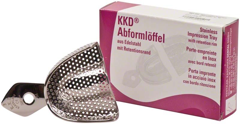 Abformlöffel aus Edelstahl mit Verpackung im Hintergrund.