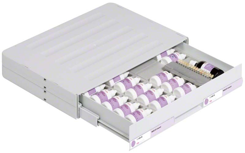 VITAVM®CC BASIC KIT mit geöffneten Fächern und Farbskala.