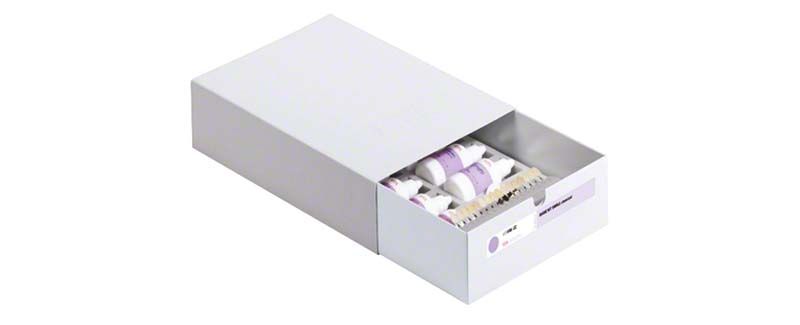 VITAVM®CC BASIC KIT VITA classical A1-D4® in geöffneter Verpackung mit Zahnschattierungen.