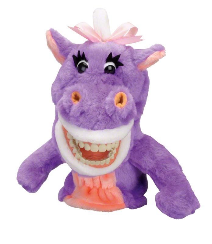 Lila Plüschtier Dino mit sichtbaren Zähnen und rosa Schleife.