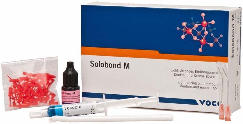 Lichthärtendes Einkomponenten-Bonding-Set Solobond M mit Spritze, Flasche und Zubehör.