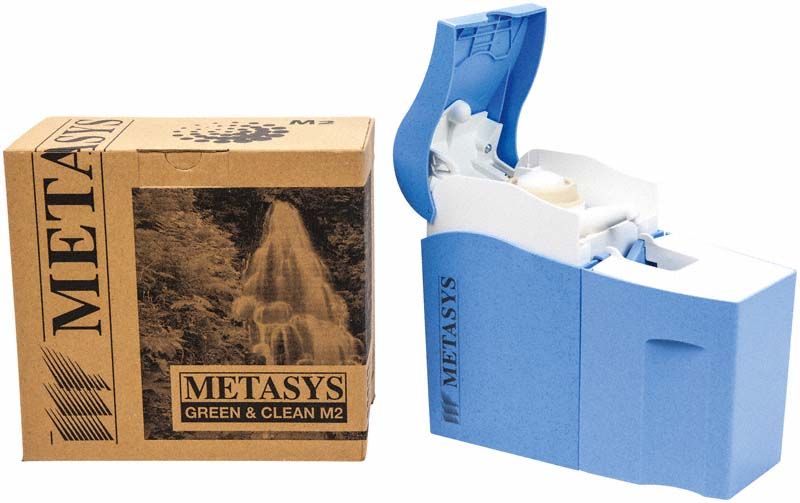 Dosierspender Green & Clean M2 neben Verpackung mit Wasserfallbild.