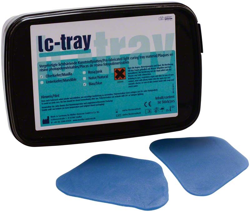 LC-tray Oberkiefer in Blau mit Verpackung und zwei Kunststoffplatten.