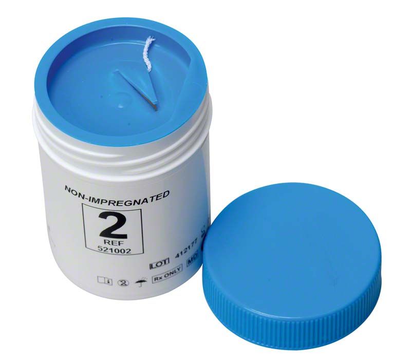 Mittelgroße, nicht imprägnierte Retraktionsfäden in geöffneter Verpackung mit blauem Deckel.