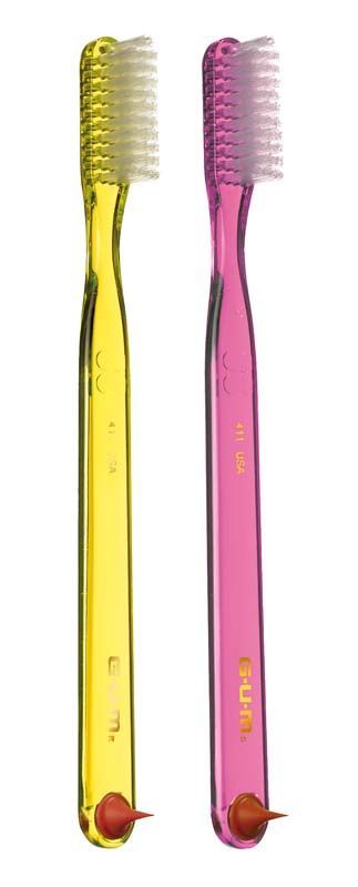 GUM® Classic Zahnbürsten in Gelb und Pink mit weichem Borstenfeld.