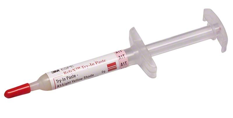 Transparente Spritze mit RelyX Try-In Paste A1 hellgelb.