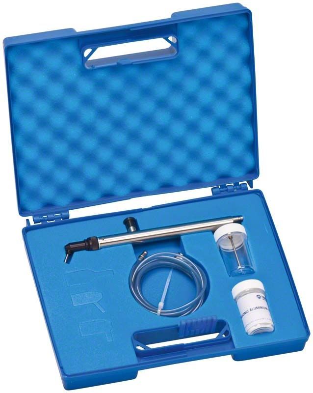 Airsonic® Mini Sandblaster im blauen Transportkoffer mit Zubehör für Dentaltechnik.