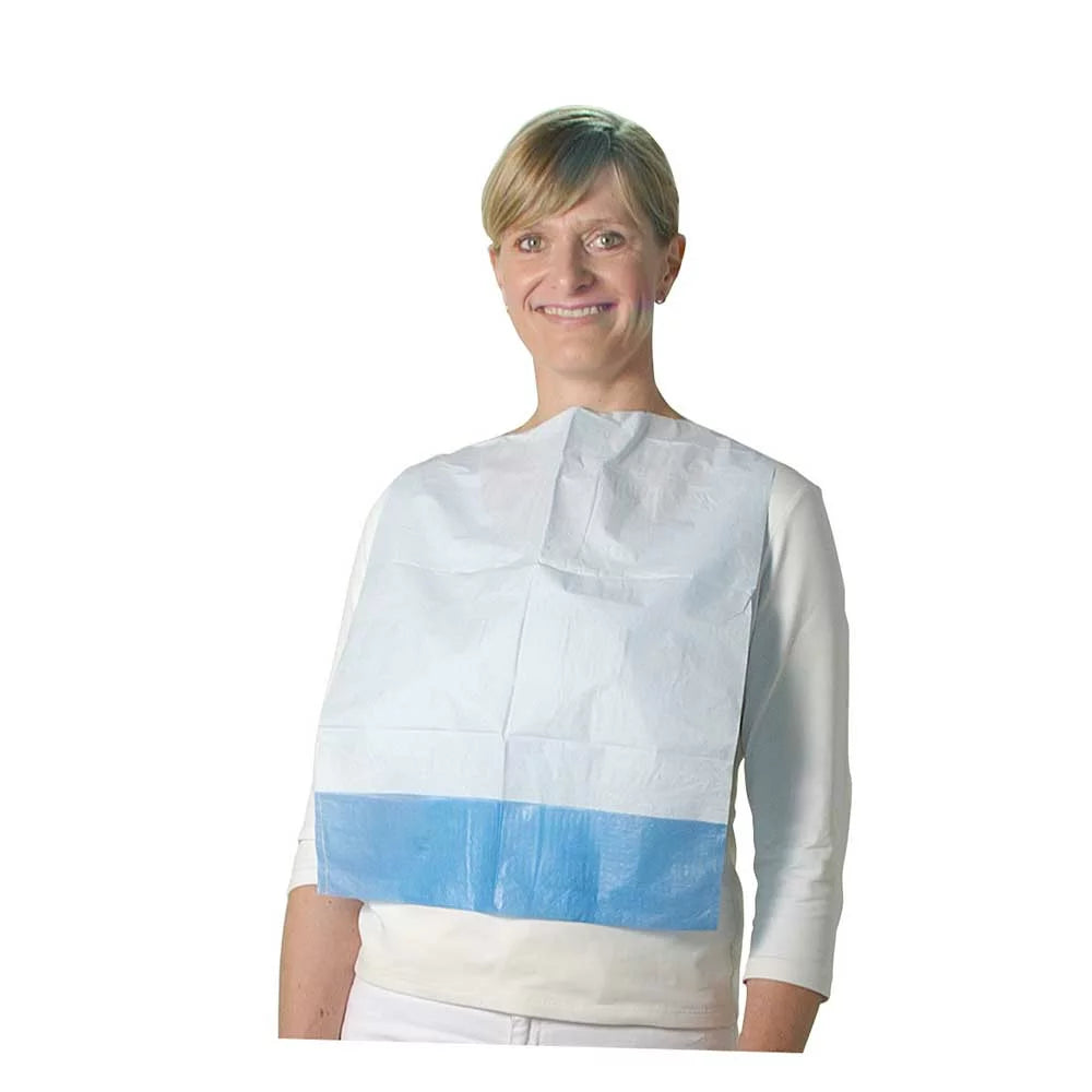 Einweg-Lätzchen in Weiß mit blauer Auffangtasche, getragen von Person.