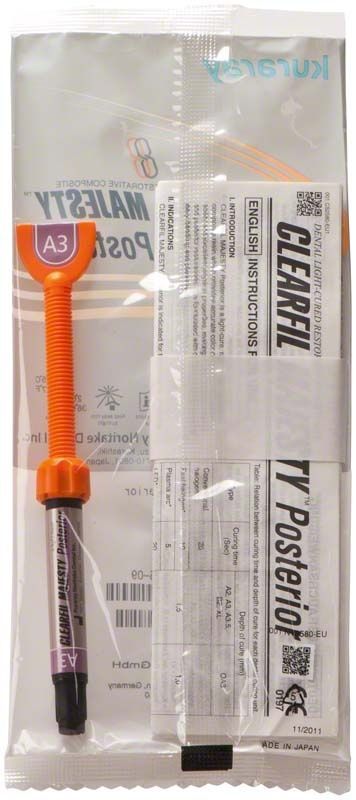 Klarsichtverpackung mit Clearfil Majesty Posterior Spritze A3 und Beipackzettel.