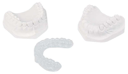 Dreiteilige Darstellung von dentalen Tiefziehfolien und Zahnabdrücken.
