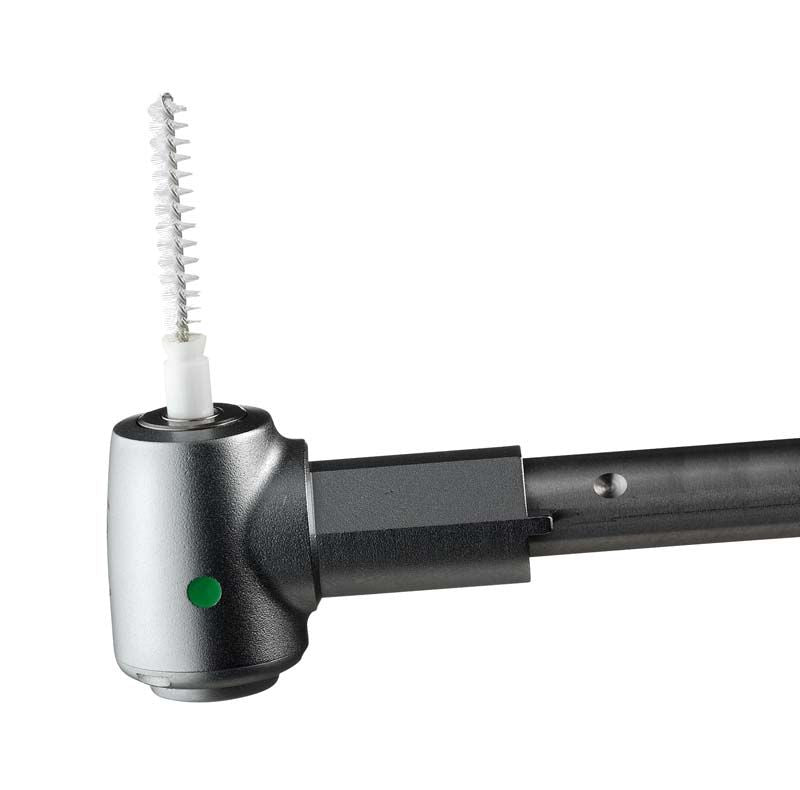 Interdentalbürste CURAPROX CRA roto CRA 08 prime auf grünem Winkelstück.