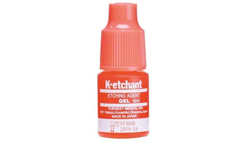 Rote Flasche Clearfil K-Etching Gel mit Etikett und Dosierspitze.